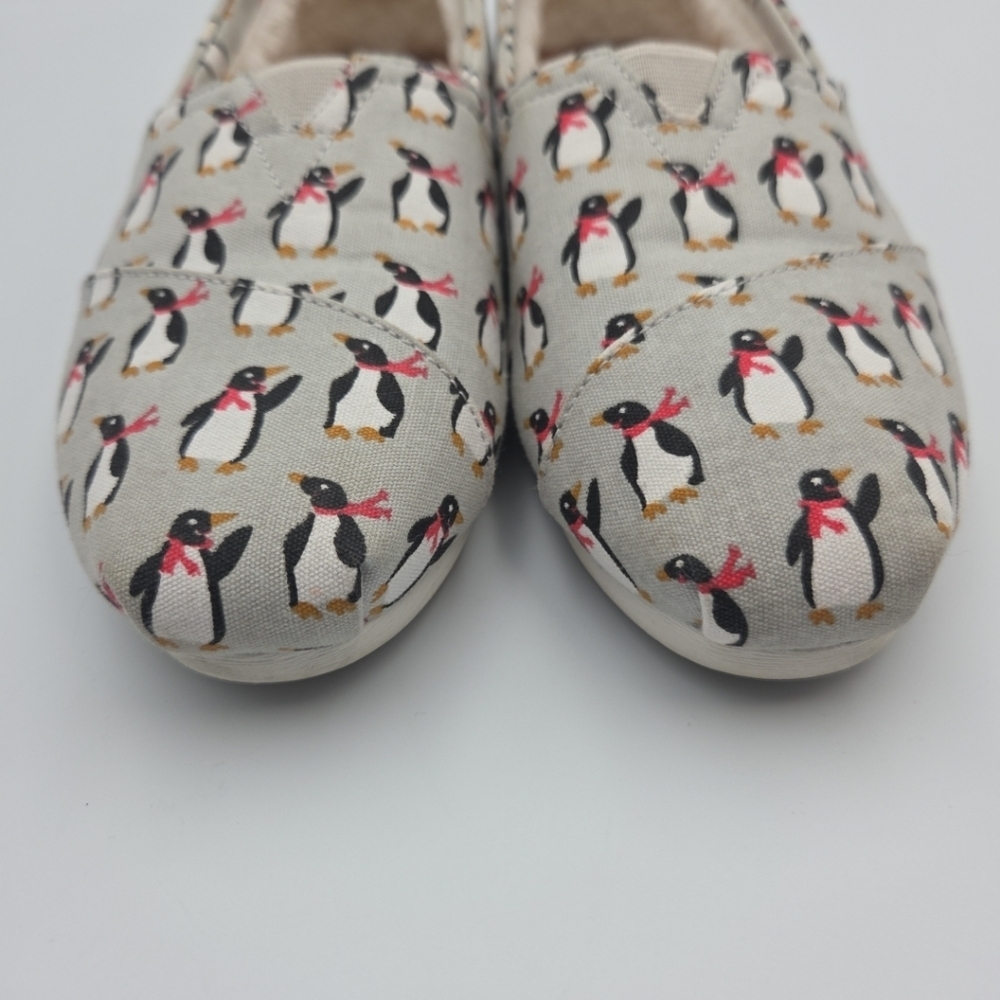 TOMS Alpargata Sz 7.5 Faux Fur Sherpa Lined Slip On Shoes Penquin Red Scarf EUC - Picture 3 of 8